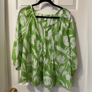 ❤️ BOGO Kelly Green Floral Blouse Size Large